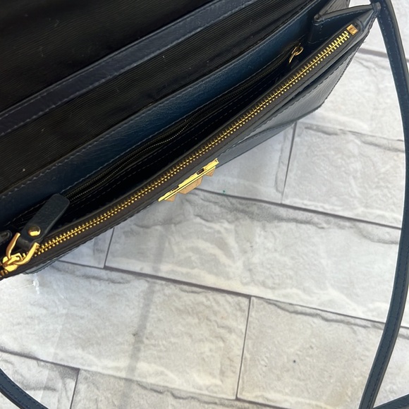 BCBGMAXAZRIA envelope shoulder navy purse cow leather, removable straps. - Picture 8 of 11